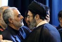 عکس؛ سفر به تاریخ؛ «سید مجتبی خامنه‌ای، فرزند رهبر انقلاب» در 12 سالگی در کنار پدر؛ دهۀ 60