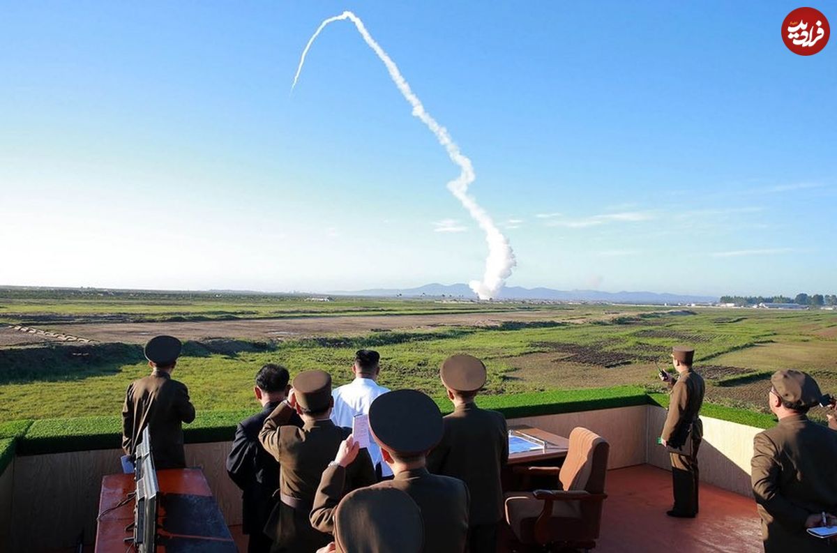عکس/ رهبر کره‌شمالی در حال تماشای پرتاب موشک
