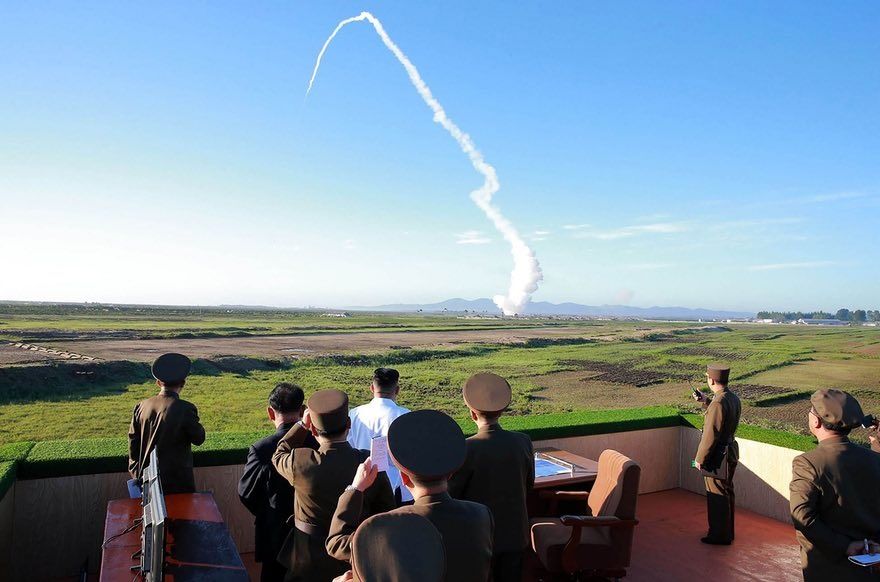 عکس/ رهبر کره‌شمالی در حال تماشای پرتاب موشک