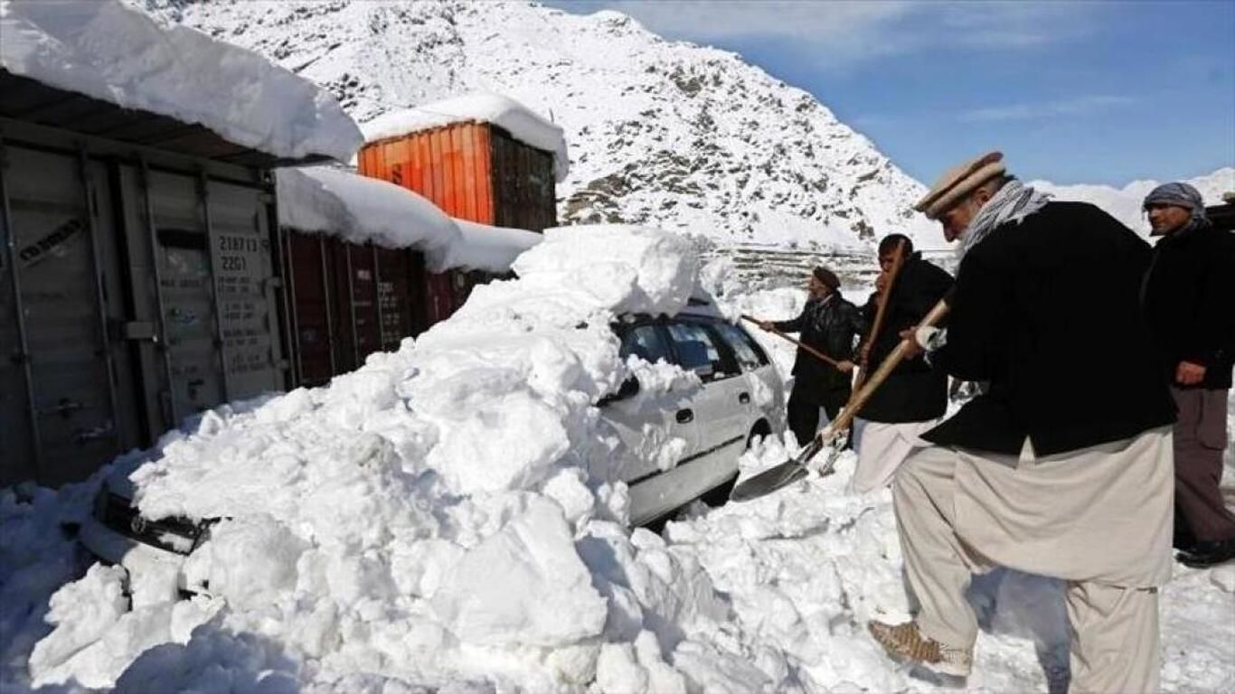 (ویدئو)برف سنگین در افغانستان؛ ده‌ها مسافر در راه ماندند!