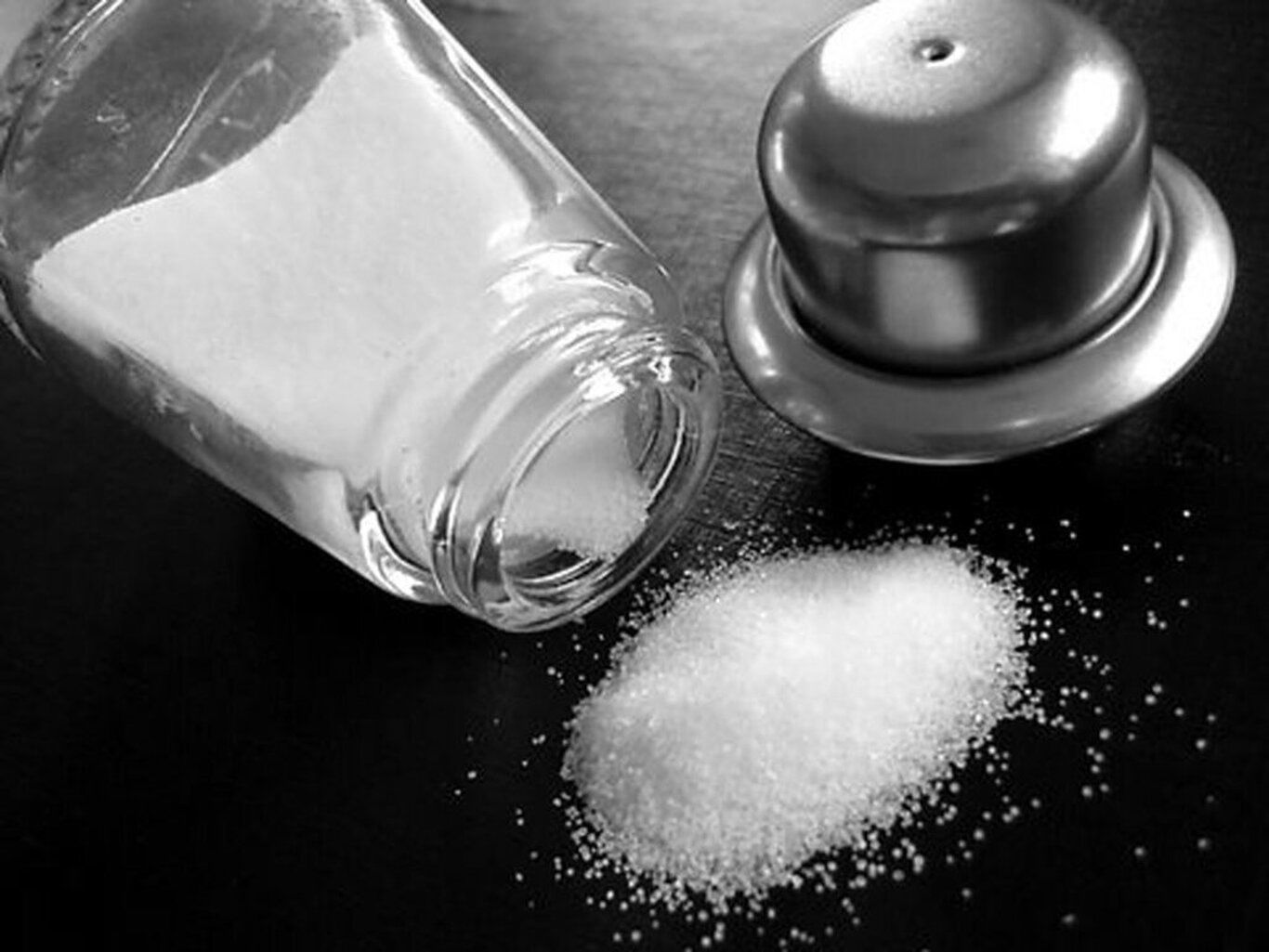 با کاهش این ۱۵ ماده غذایی مصرف نمک را کم کنید