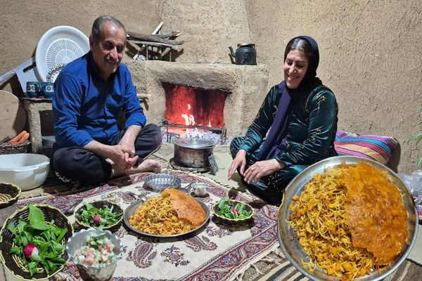ببینید| غذای روستایی در ایران؛ پخت ماکارونی و تهیه سالاد توسط زوج روستایی