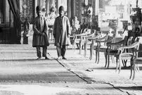 عکس| سفر زمان؛ عکس یادگاری چند نفر از درباریان در تالار آینه؛ 130 سال قبل