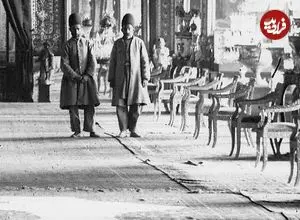 عکس| سفر زمان؛ عکس یادگاری چند نفر از درباریان در تالار آینه؛ 130 سال قبل