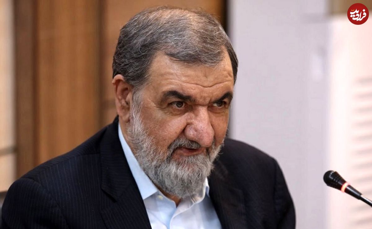 عکس؛ سفر به تاریخ؛ «محسن رضایی» در کنار «رهبر انقلاب» در حال بررسی نقشۀ عملیات؛ دهۀ 60