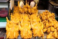 ببینید؛ غذای خیابانی در کره؛ پخت ده ها مرغ سوخاری کامل در سئول 