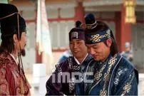 عکس| سفر به تاریخ؛ «تسو» در حال مرتب کردن کمربند «جومونگ» در پشت‌صحنه سریال جومونگ