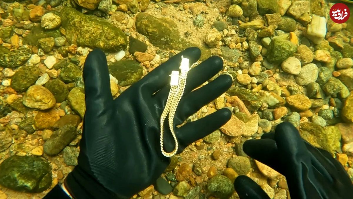 (ویدئو) مهارت شگفت انگیز این شکارچی طلا در کشف جواهرات در کف رودخانه ها