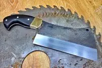 ببییند| فرآیند ساخت یک ساطور قصابی با استفاده از تیغه گرد اره زنگ زده در روسیه