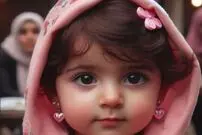 (عکس) بیلبوردی برای دختر کاپشن صورتی با گوشواره قلبی
