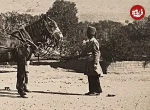 عکس| سفر به ایران قدیم؛ تصویری از «گاری‌سواری» چند تفنگچی در دوران قاجار