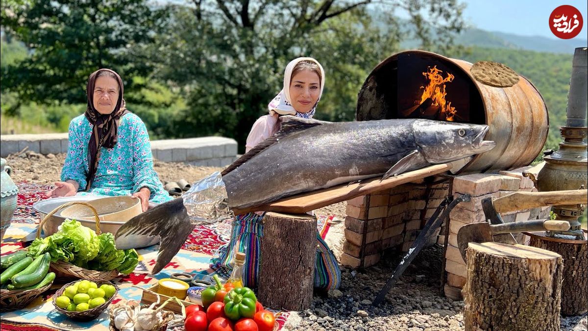 ببینید؛ غذای روستایی در ایران؛ کباب ماهی در بشکه و پخت نان روی ساج