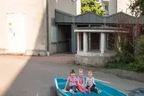 عکس؛ هنر خیابانی؛ خلاقیت فوق‌العادۀ هنرمندی که «دلفین‌های خیالی» را به خیابان آورده است