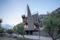 تصاویر؛ «ویلای خاکستری» در قلب ماکو؛ معماری زیبای تنها در کوهستان