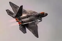 ببینید| مانور زیبای اف-۲۲ رپتور؛ جنگنده‌ای که آمریکا به هیچ کشوری نفروخت 