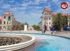 عکس؛ سفر در زمان؛ «اهالی رشت در یک مراسم مقابل یکی از ساختمان حکومتی این شهر»؛  دوران قاجار