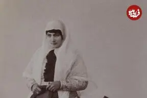 عکس| سفر زمان؛ زن جوان ایرانی در دوران قاجار در حال پوشیدن «چاقچور» در خانه
