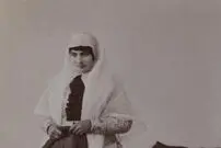 عکس| سفر زمان؛ زن جوان ایرانی در دوران قاجار در حال پوشیدن «چاقچور» در خانه