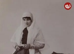 عکس| سفر زمان؛ زن جوان ایرانی در دوران قاجار در حال پوشیدن «چاقچور» در خانه