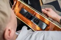 این معلم خصوصی به گیتار شما می‌چسبد!