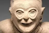 پیرمرد 2 هزارساله‌ای که دارد می‌نشیند؛ شاهکاری از یک تمدنِ ناپدید شده