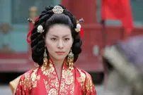 عکس| سفر زمان؛ چهرۀ «یی‌جی، همسر موهیول» (امپراتور بادها) بعد از 17 سال در جشن تولد 42 سالگی‌اش