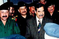 عکس؛ سفر در زمان؛ «لحظه ای که پادشاه عربستان یک اسلحه طلا به صدام هدیه کرد»؛ سال 1359