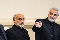 عکس؛ سفر به تاریخ؛ «سردار رشید» در دوران جنگ در صف نماز جماعت در کنار قالیباف و عزیزجعفری