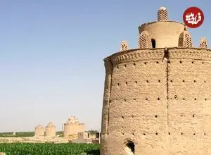 عکس| سفر زمان؛ زن روستایی در حال عبور از کنار یک «کبوترخانه»؛ سال 1340