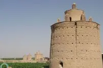 عکس| سفر زمان؛ زن روستایی در حال عبور از کنار یک «کبوترخانه»؛ سال 1340
