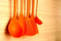 پختن غذای گرم با قاشق پلاستیکی باعث تیرویید می شود!