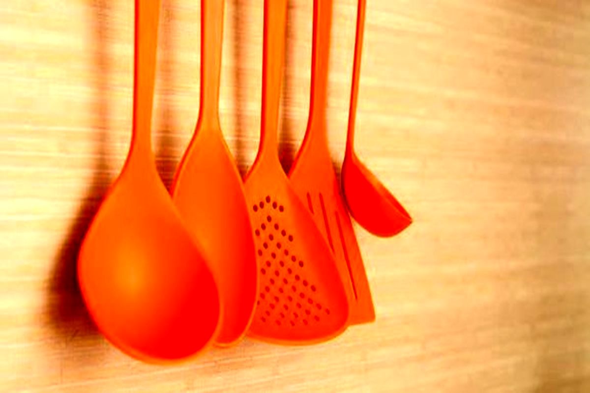 پختن غذای گرم با قاشق پلاستیکی باعث تیرویید می شود!