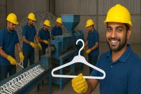 ببینید؛ مراحل جالب بازیافت ضایعات پلاستیکی و تولید چوب لباسی در پاکستان