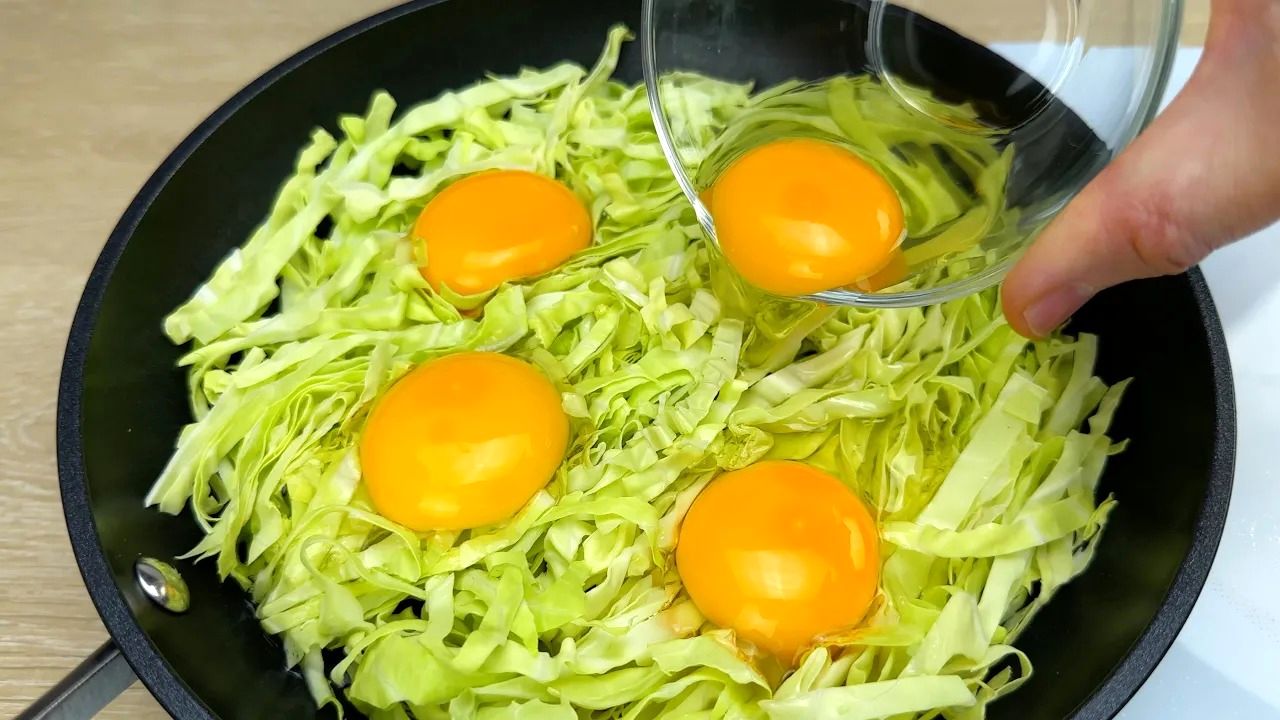(ویدئو) اگه 300 گرم کلم و 4 تخم مرغ تو خونه داری، این غذای برلینی رو درست کن