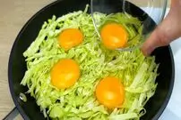 (ویدئو) اگه 300 گرم کلم و 4 تخم مرغ تو خونه داری، این غذای برلینی رو درست کن