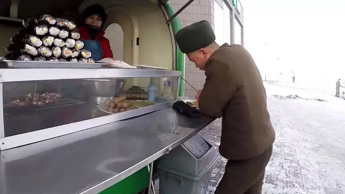 (ویدئو) غذای خیابانی در کره شمالی؛ سرو باکوان را در کنار زندگی روزمره مردم پیونگ یانگ ببینید