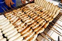 ببینید| غذای خیابانی در تایلند؛ موز کبابی در بانکوک