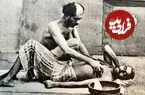 عکس| سفر به ایران قدیم؛ «دلاک تهرانی» در مقابل یک آجیل فروشی»؛ سال 1352