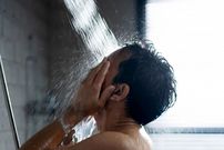 ببینید؛ حمام اجباری جوان ۲۳ ساله ترک پس از سه سال با دستور مقامات دولتی!