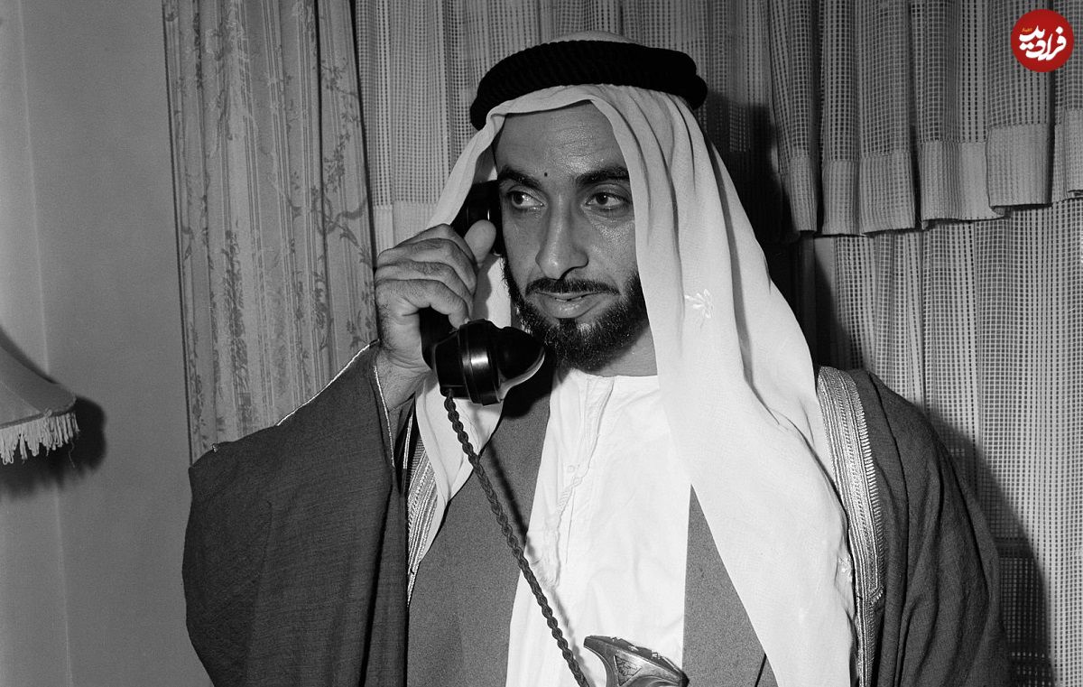 عکس؛ سفر در زمان؛ «محمدرضا پهلوی در حال روبوسی با بنیانگذار امارات»؛ سال 1353