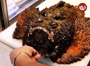 ببینید؛ غذای خیابانی در ژاپن؛ پخت غذا با سنگ ماهی غول پیکر در اوکیناوا