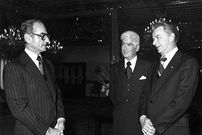 سفر در زمان؛ یادداشت‌های علم، شنبه ۱۸ آذر ۱۳۵۱: به جای فارلند، سفیر سابق آمریکا، رئیس .C.I.A خواهد آمد؛ فارلند از غصه گریه می‌کرد