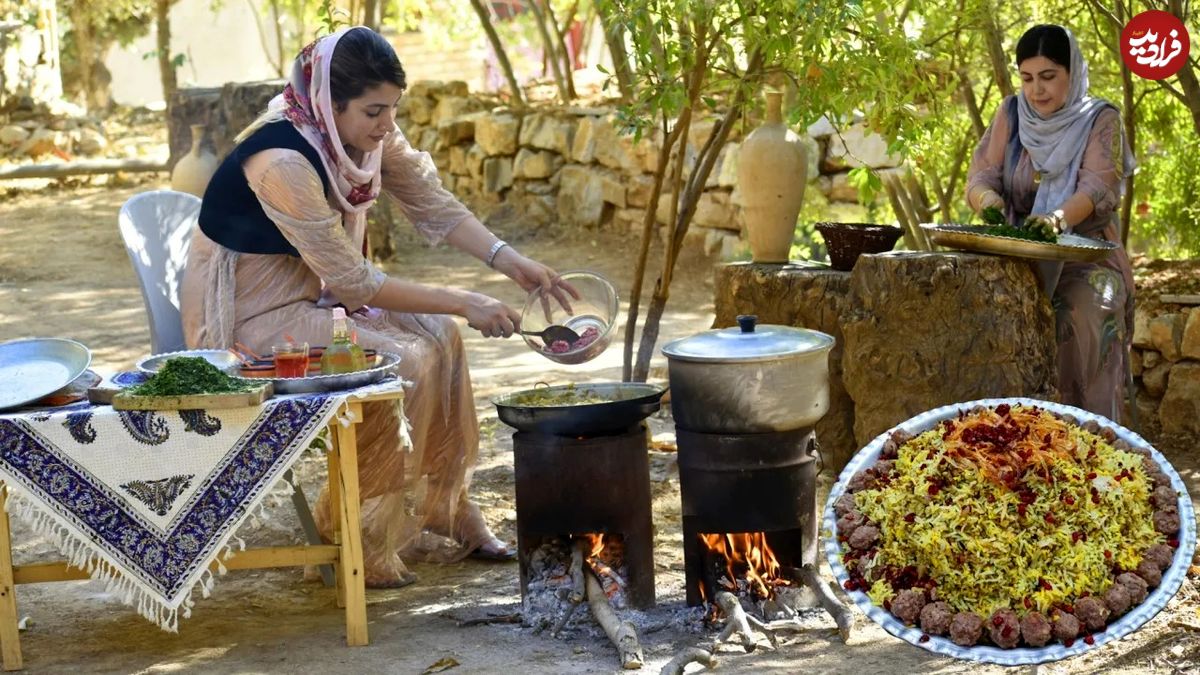 (ویدئو) غذای روستایی؛ پخت متفاوت کلم پلو با گوشت توسط دو خواهر کردستانی