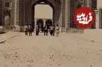 عکس| سفر زمان؛ منظرۀ خاکی و خلوت «یکی از دروازه‌های تهران» در دوران ناصرالدین شاه