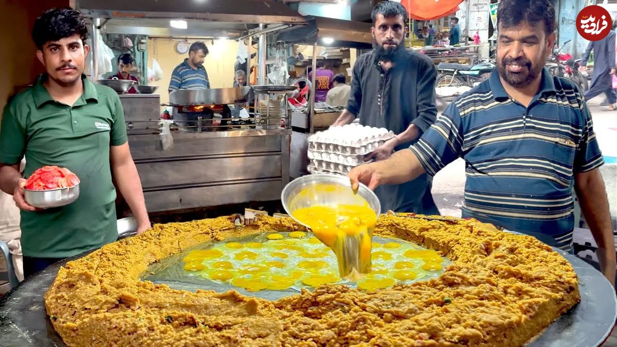 (ویئدئو) غذای خیابانی در پاکستان؛ پخت املت هندی غول پیکر به روشی تازه