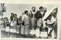 4 عکس نوستالژیک و دیده نشده از حضور مردم در صف نفت؛ زمستان 1357