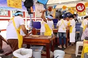 ببینید| غذای خیابانی در تایلند؛ تهیه شیرینی بادام زمینی سنتی در بانکوک