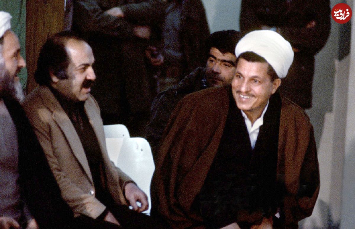 عکس؛ سفر در زمان؛ «هاشمی رفسنجانی در کنار دو محافظ اش در منزل شخصی»؛ سال 58