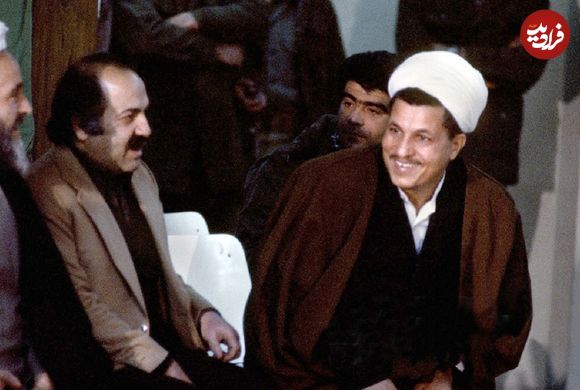 عکس؛ سفر در زمان؛ «هاشمی رفسنجانی در کنار دو محافظ اش در منزل شخصی»؛ سال 58