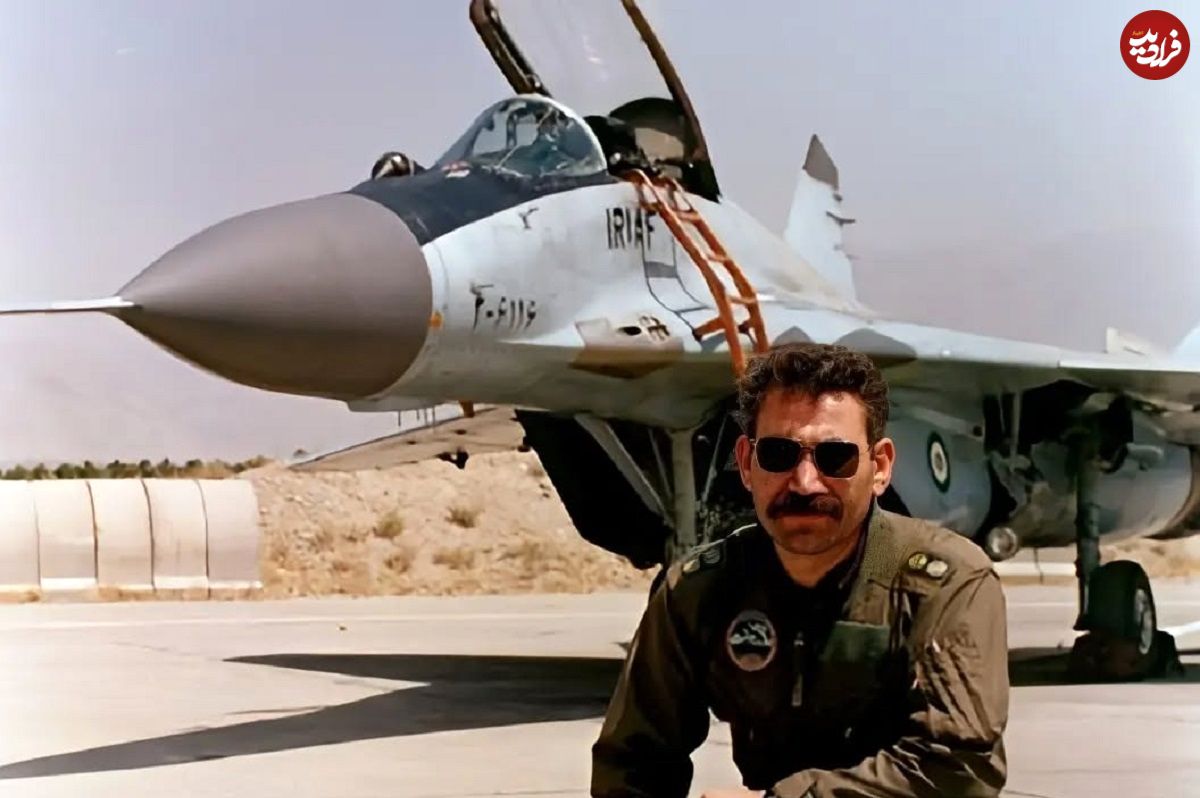 عکس| سفر در زمان؛ «غلامرضا جمالی» خلبان F-5 در حال بررسی جنگنده آموزشی اش در آمریکا؛ سال 56